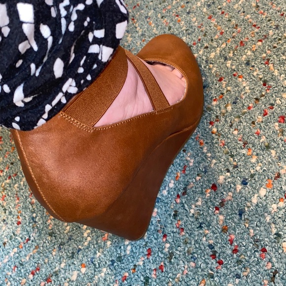 Rampage Wedges with Straps - Picture 9 of 11